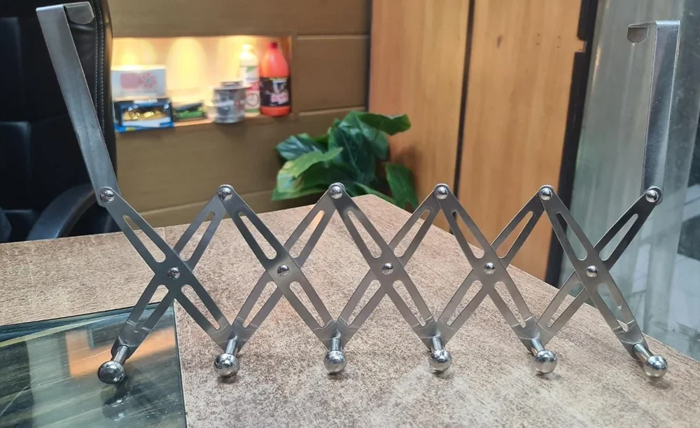 Foldable door hanger